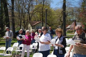 Top_story_973e81ba6bd30837aec2_crowd_standing2