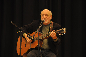 Peter Yarrow singing at the event in Sparta.