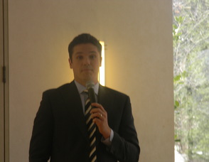 MLB Network Anchor Greg Amsinger speaking to people at Temple B’nai Abraham 