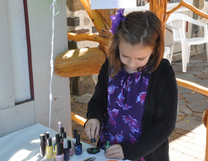 Izabella Arvary paints a "Love Rock".