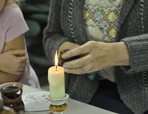 Maggie Tarris Bauer demonstrates the art of Batik Eggs.
