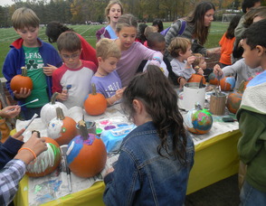 kids painting pumpkins