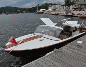 "Cruisin'" a 1962 Chris Craft.