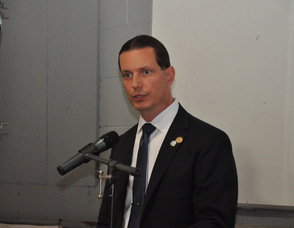 Tom Sweeney of Smart Air Fuel Saver of California speaks to the crowd.