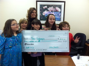 Green Montessori students, grades 4-6 and ages 10-12 years old pictured with Sussex Bank’s Branch Manager Tracy Santangelo .    
