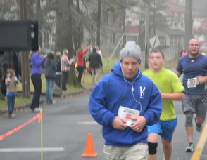 people finishing the race