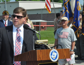 Mark Hontz addresses the crowd at the ceremony.