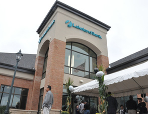 David S. Yanigisawa (left), Executive Vice President and Chief Lending Officer, was one of the officers presiding over the grand opening celebration.