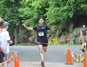 Mike Fonder crosses the finish line at 15:58.5.