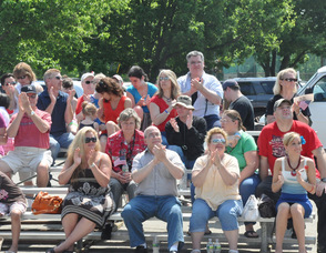 The crowd applauds the musicians.