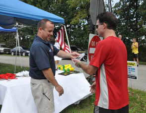 Sheriff Michael Strada hands Brian Thomas his trophy.