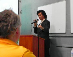 Al Cole addresses the crowd.