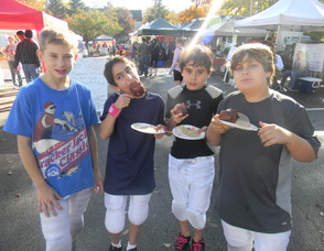 four youngsters eating caramel apples