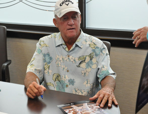 Former New York Yankee Great Graig Nettles signs an autograph.