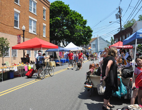 Crowds browse the vendor booths.
