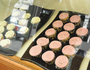 A tray full of Strawberry Milkshake cupcakes.