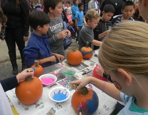 kids painting pumpkins