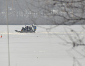 The airboat returns to the middle of the lake.