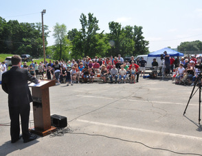 A panoramic view of Hontz and the crowd.