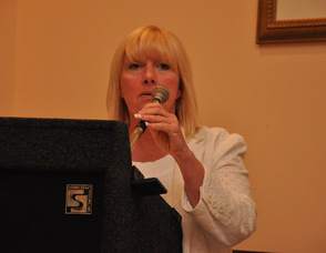 Sally Rinker, Vernon Chamber of Commerce, introduces the candidates.