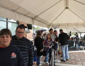 Sussex County residents wait outside in between raindrops, to meet Graig Nettles.