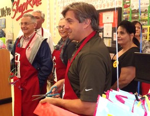 Mayor Parisi Cuts the Ribbon for the Bag Hunger Event