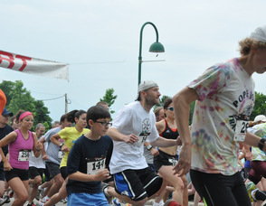 A flock of runners at the start of the 5K.
