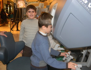 Brothers Alexander and Benjamin Knobloch trying the machine