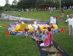 Kids wait patiently as the helicopter lands.
