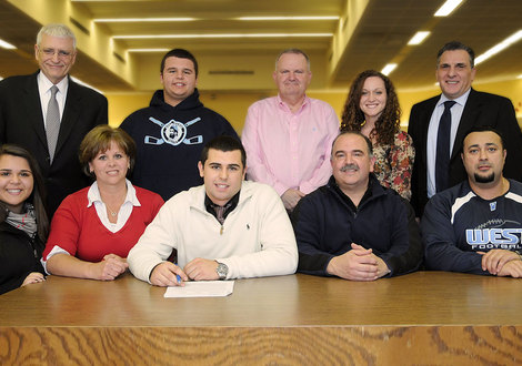 Top_story_546b76f14a90b5e0eccf_signing1_frank_b