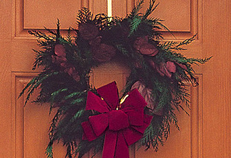 Top_story_ca2f42e8cc6c815c3439_wreathhangerdoor