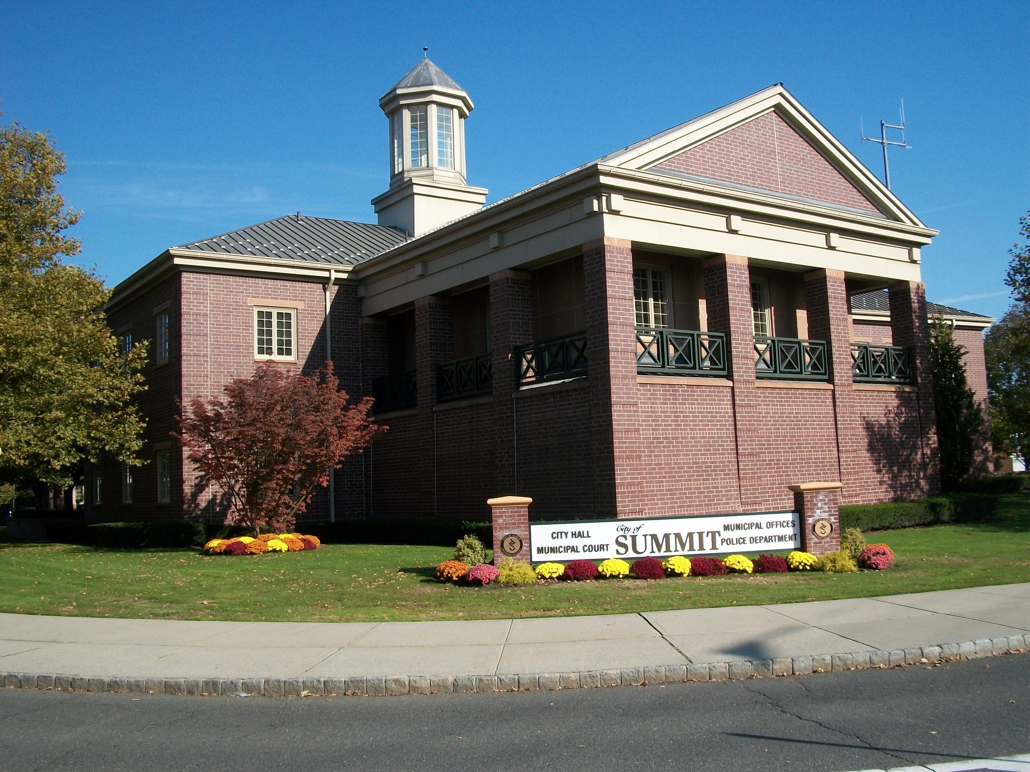 5dba1f2c9487214fb338_Summit_City_Hall_Springfield_Ave_Summit_NJ_2009-2.jpg