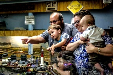 d30e3d092ad59420b297_model_trains_Venckus_Family.jpg