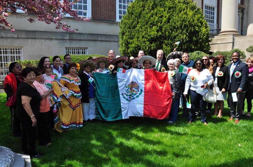 caf16b712aa16b5bca4b_Raising_the_Mexican_flag.jpg