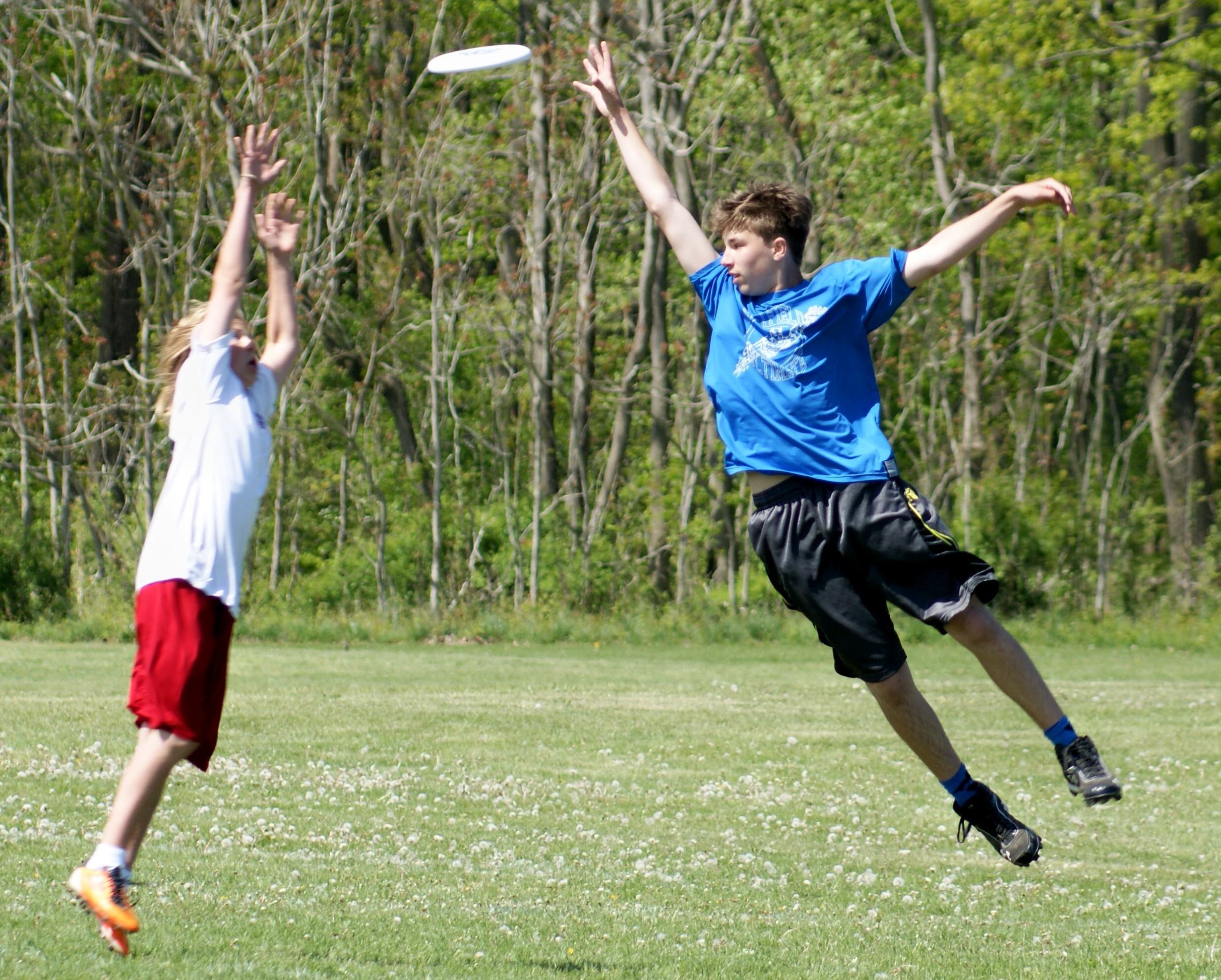 1353bc49d4fed305d1f8_Ezra_sky_resize__2__Sports_Camp_Photo_Frisbee.jpg