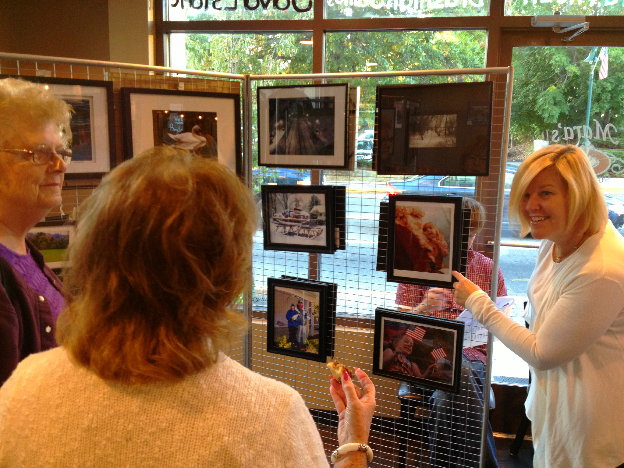 d482a9d75fb2d1d0995b_Colleen_Mahr_points_out_one_of_her_favorite_Fotos_of_Fanwood_9-26-14.jpg