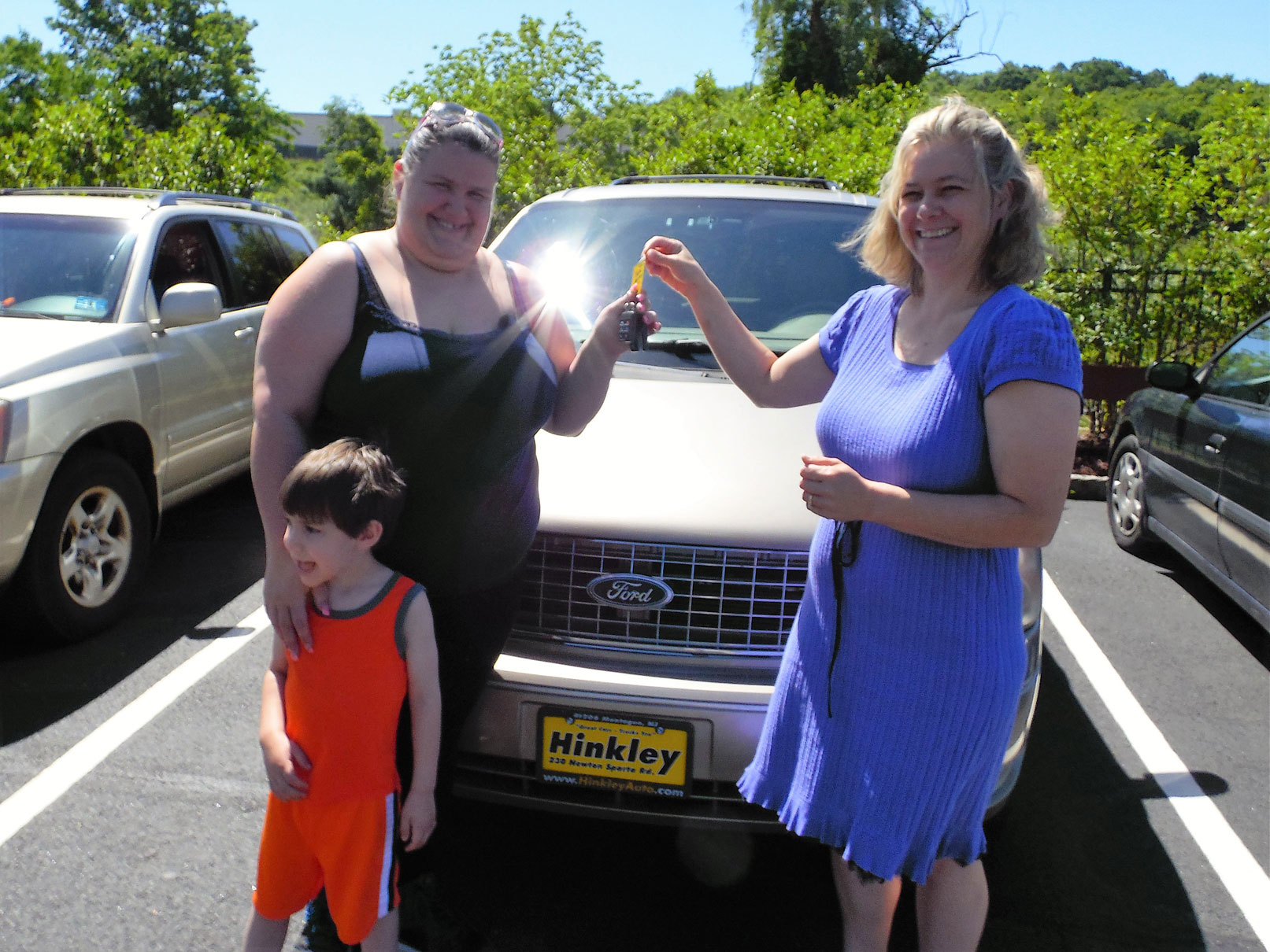 f7d08f5e6491a19755a3_Kristina-Brown-receives-the-keys-from-Laura-Richter.jpg