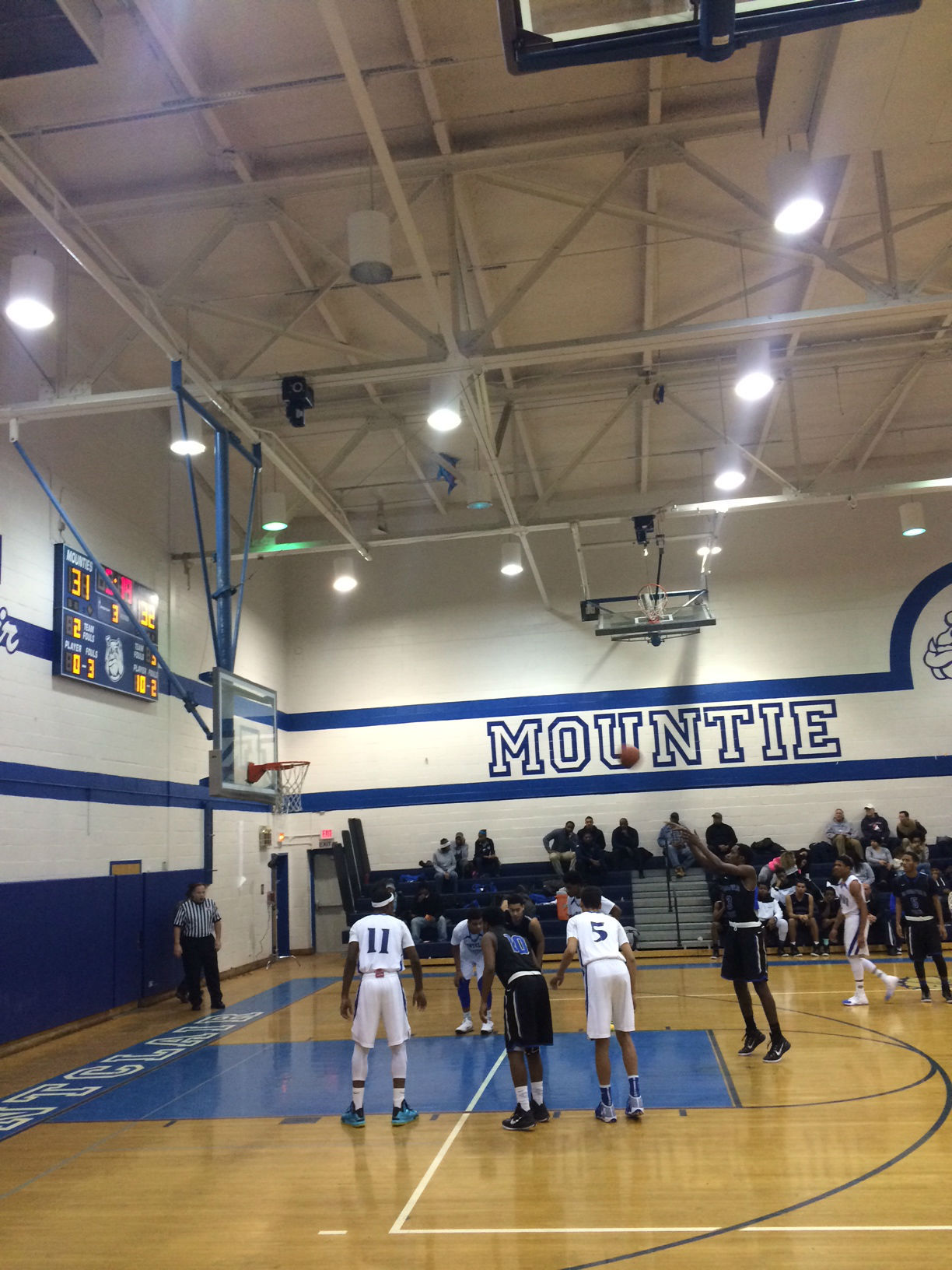 e303e5204fe433e96461_photo.mhs.boys.bball.jpg