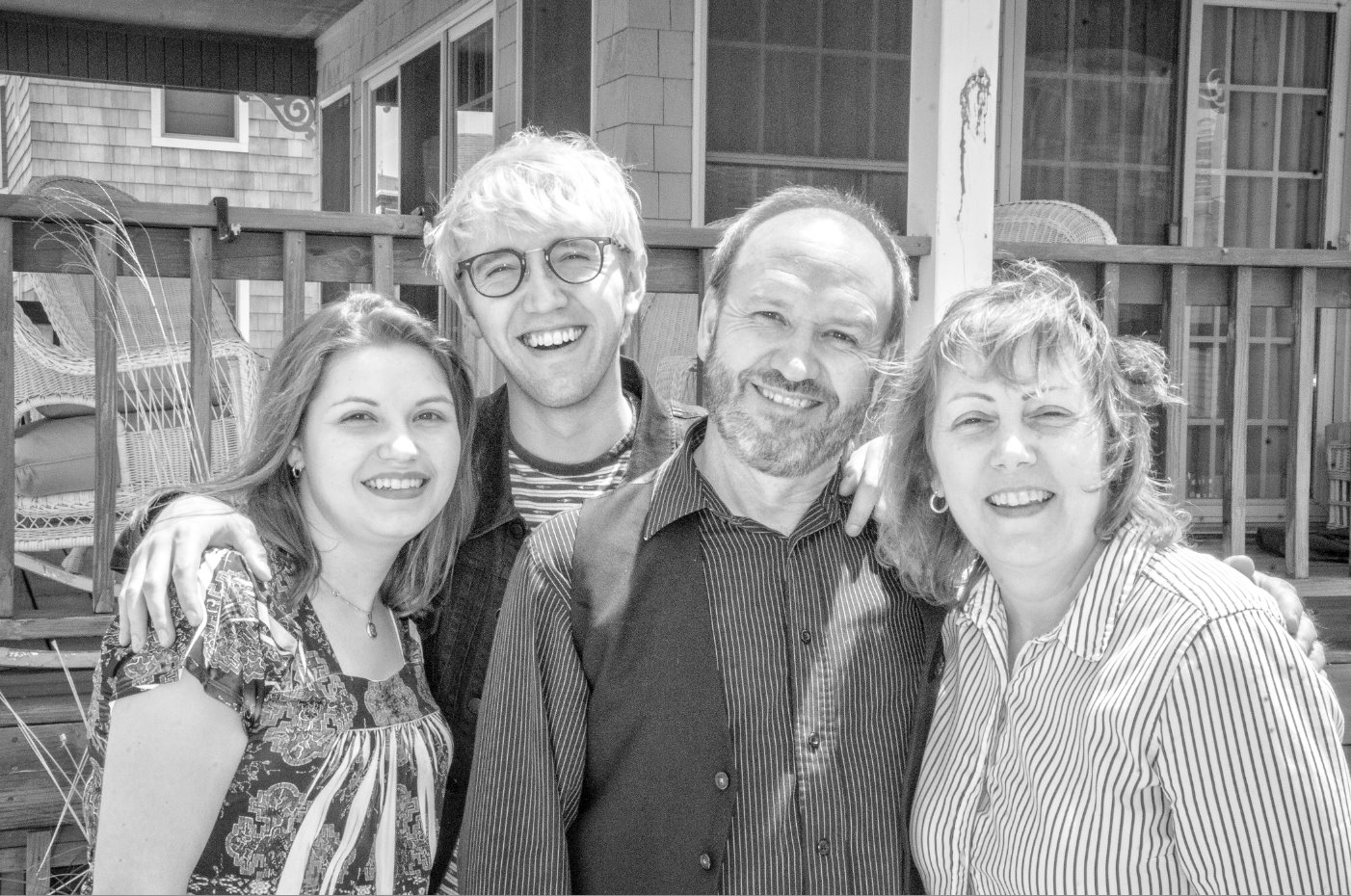 36a9b5a5ebb2b414edef_jones_family_photo.jpg