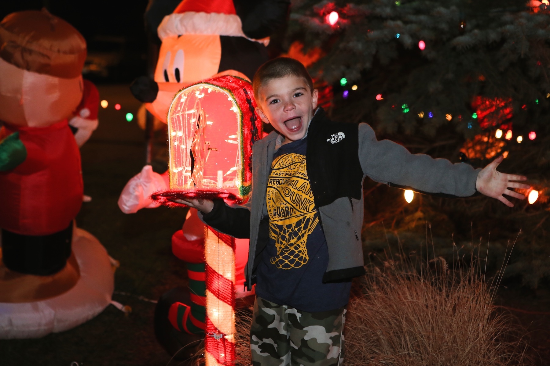 1aafaa3eefc12167d2ea_MN120415-MahopacFallsFDTreeLighting_19.jpg