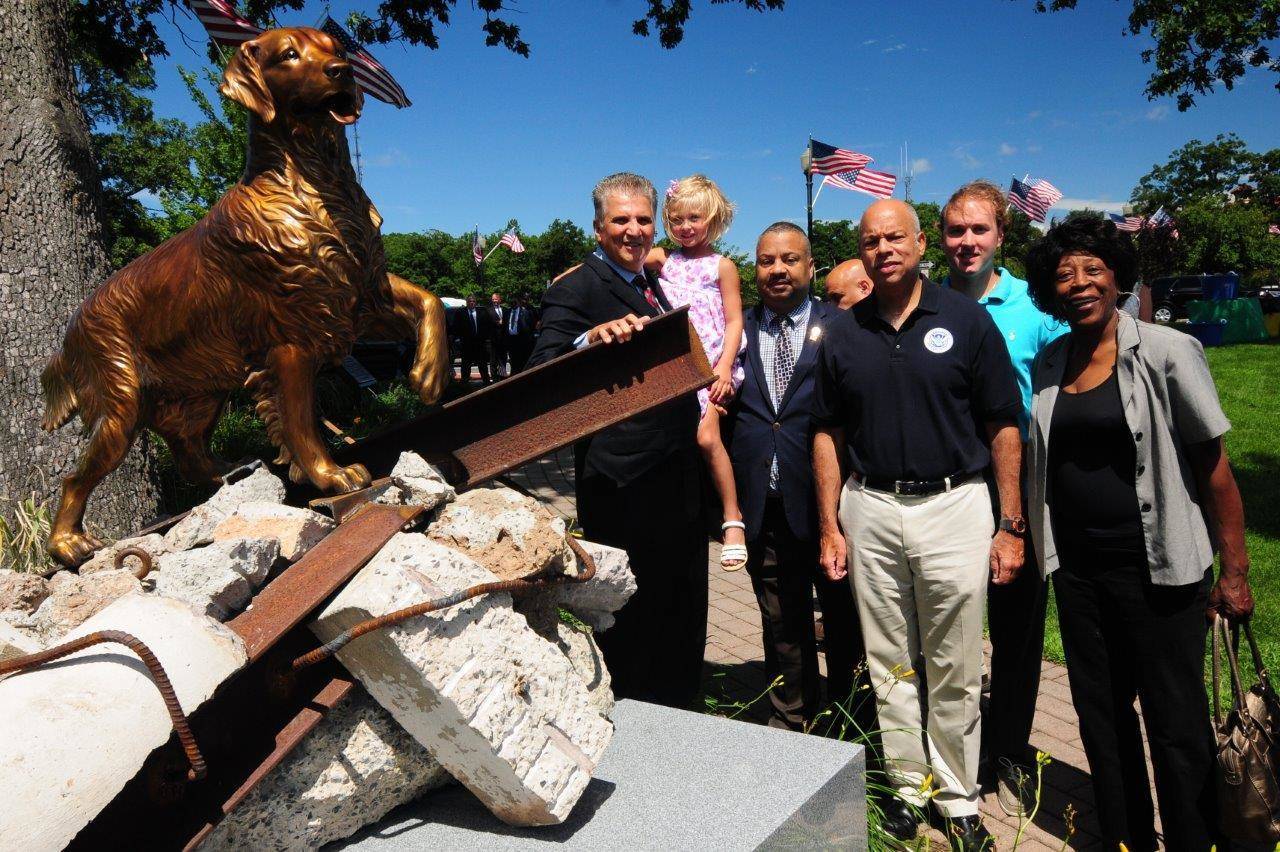 692daa8afde54ef1c9be_canine_statue_dedication.jpg