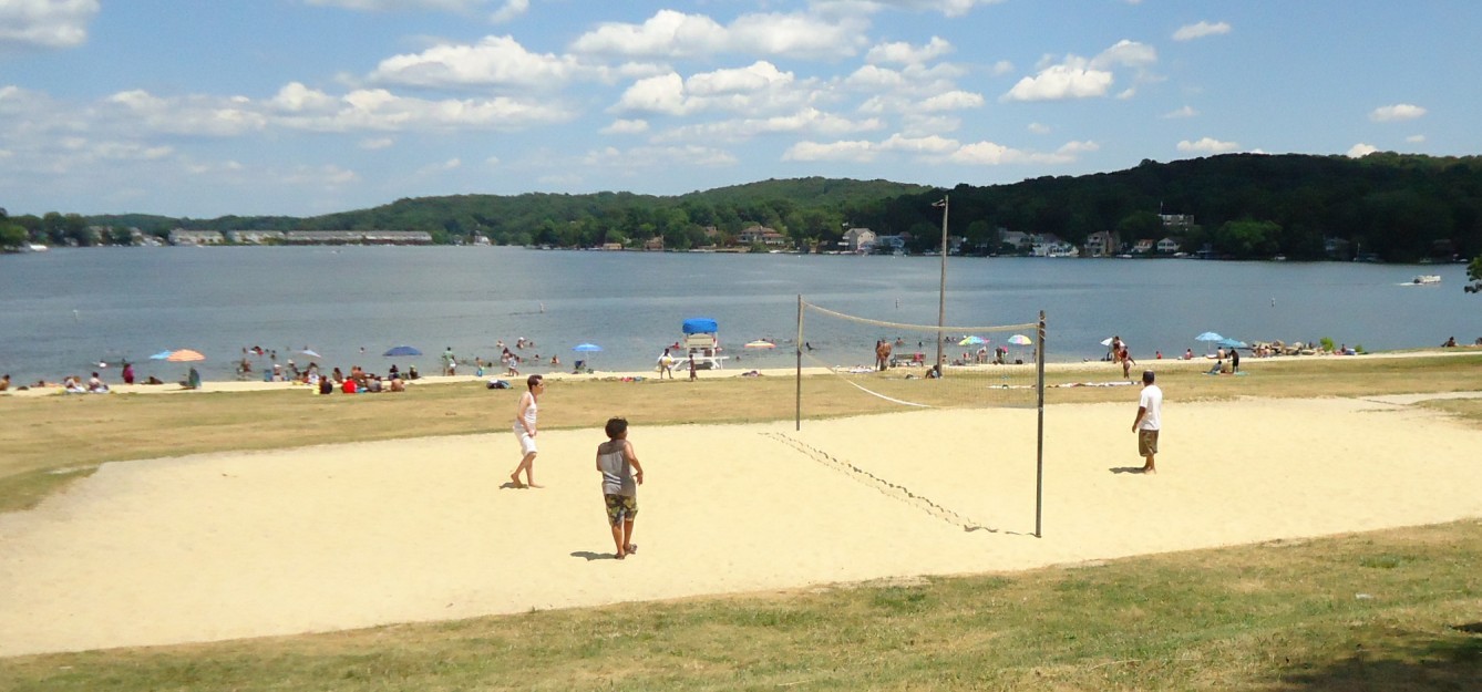 4b9af24ff3550c2d8491_Lake_Hopatcong_State_Park_NJ_volleyball_game.jpg