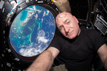 324ab56ee28cacb8bb8c_2f848e3997f63167b57c_Scott_Kelly_Cupola.jpg
