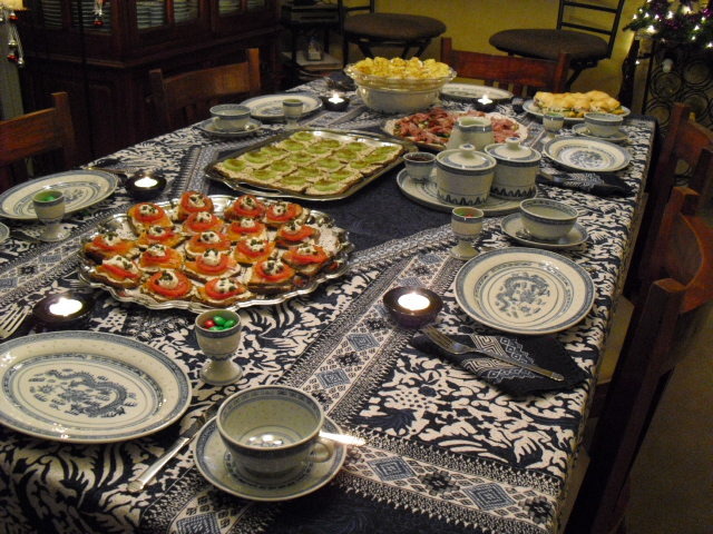 b5e0ae25aaa08ccaa535_tea_party_-_table_with_food.jpg