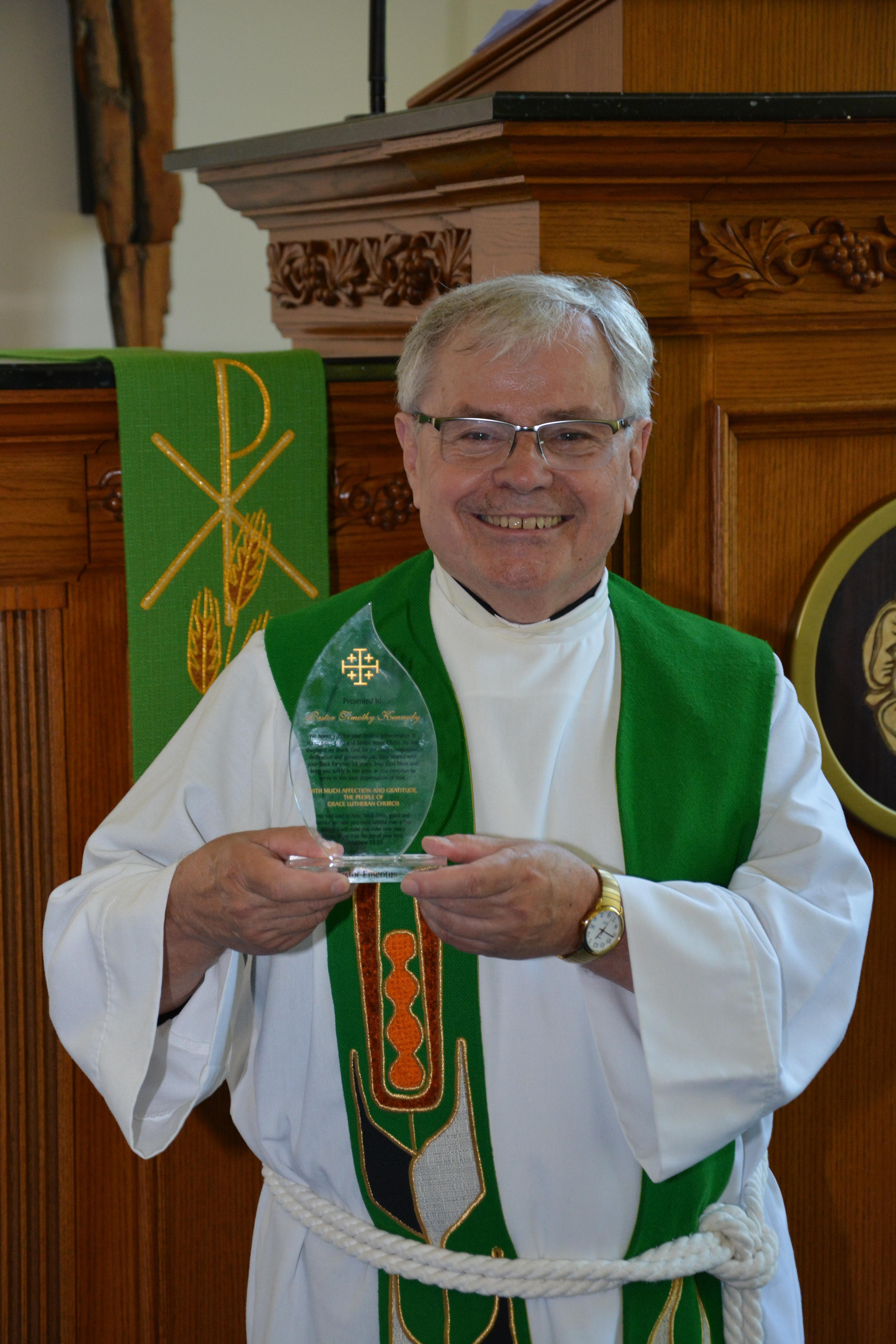 4d75861894d6af3026e8_5c12650949df2c2c9b8f_Dr._Reverend_Timothy_Kennedy_receives_Pastor_Emeritus_Honor.jpg