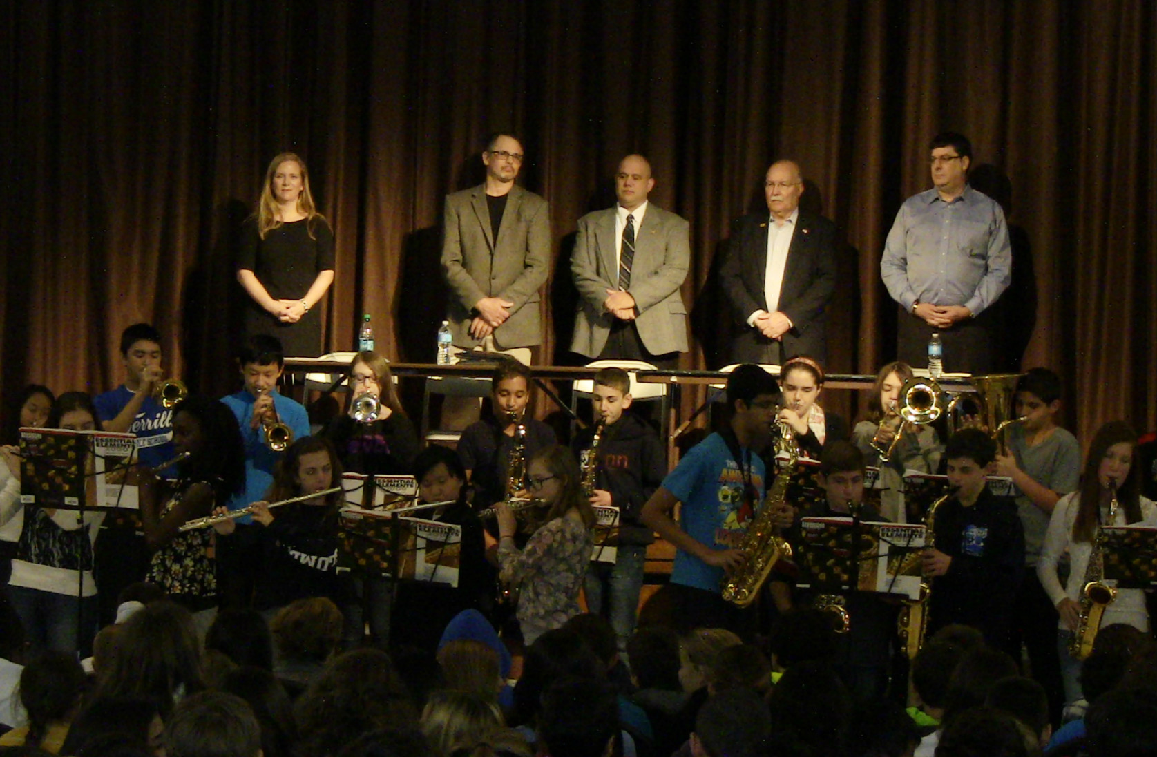 1cc4b8b1dbe9759481eb_8th_grade_band_welcomes_Vets_11-10-14.jpg