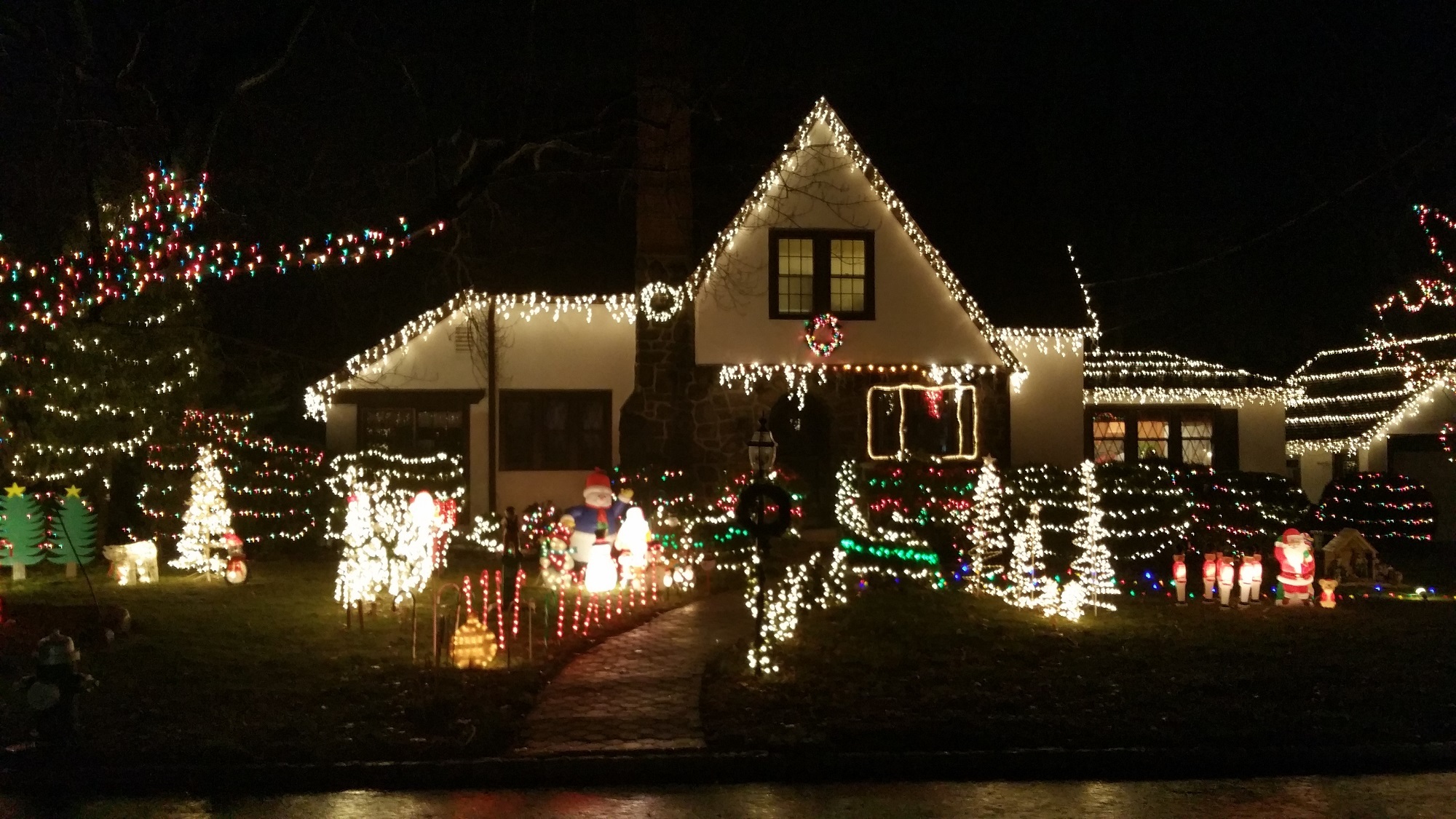6b41d72c8b3392bc841d_Outdoor_Home_Decorating_Contest_2014_Frasso.jpg