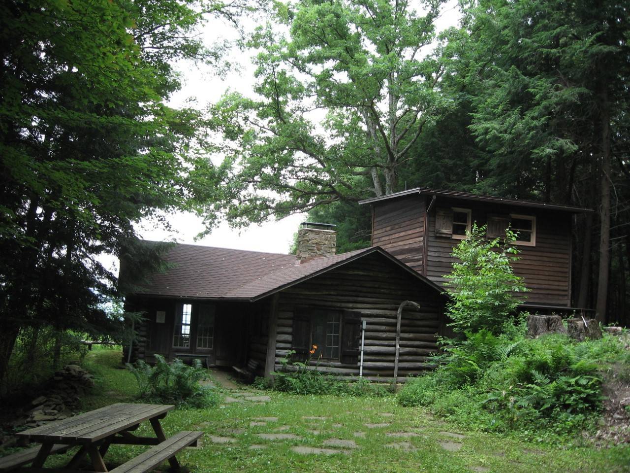 08868021b3c38b87b188_a4b325b11a0b06eefd86_thumbnail_Cabin__2_.jpg