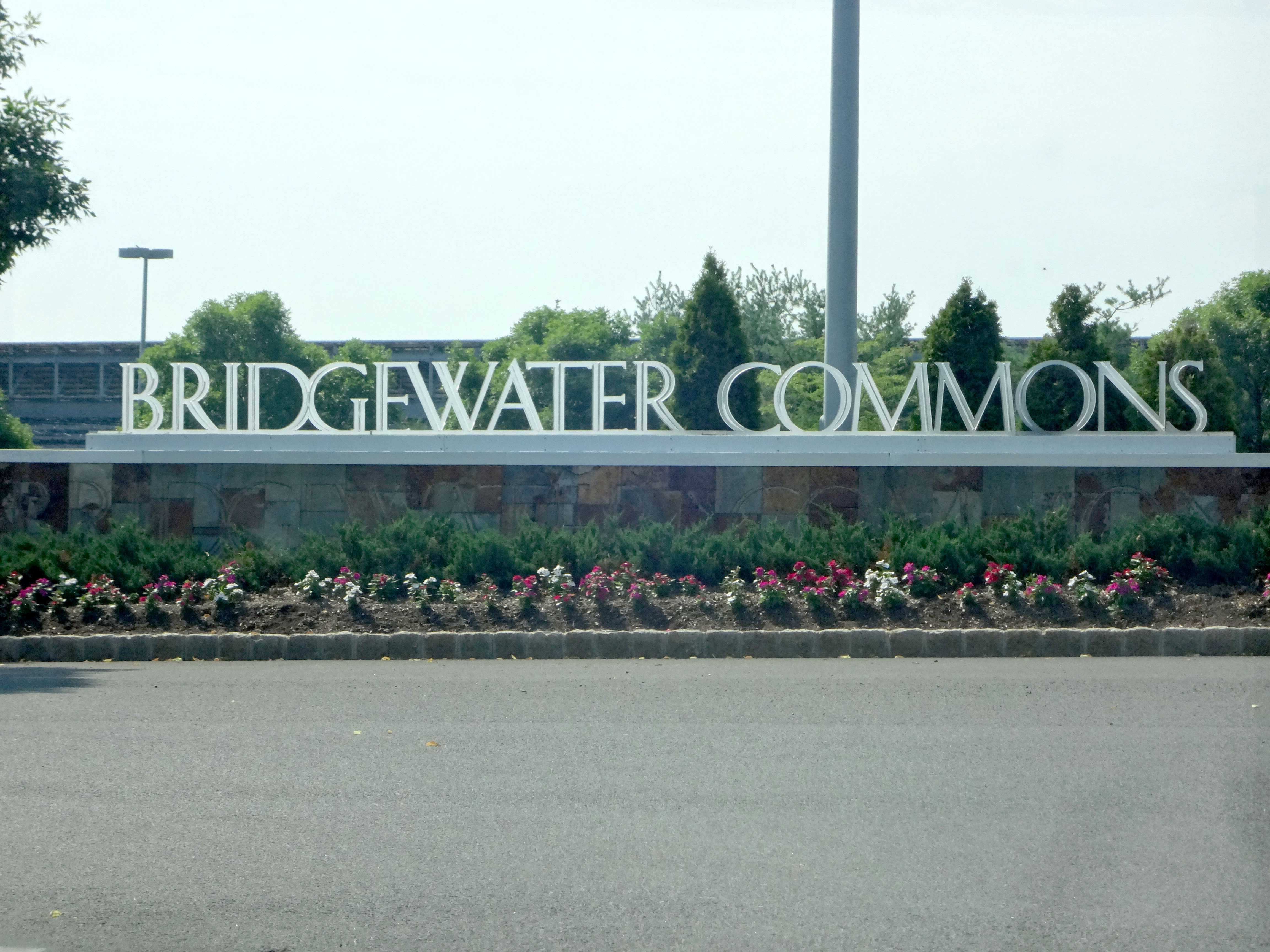 6f72a57b481740117353_mall_photo.jpg