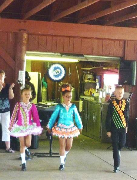 f56ed38db7bc001f4490_sompixaohpicnicstepdancers.jpg